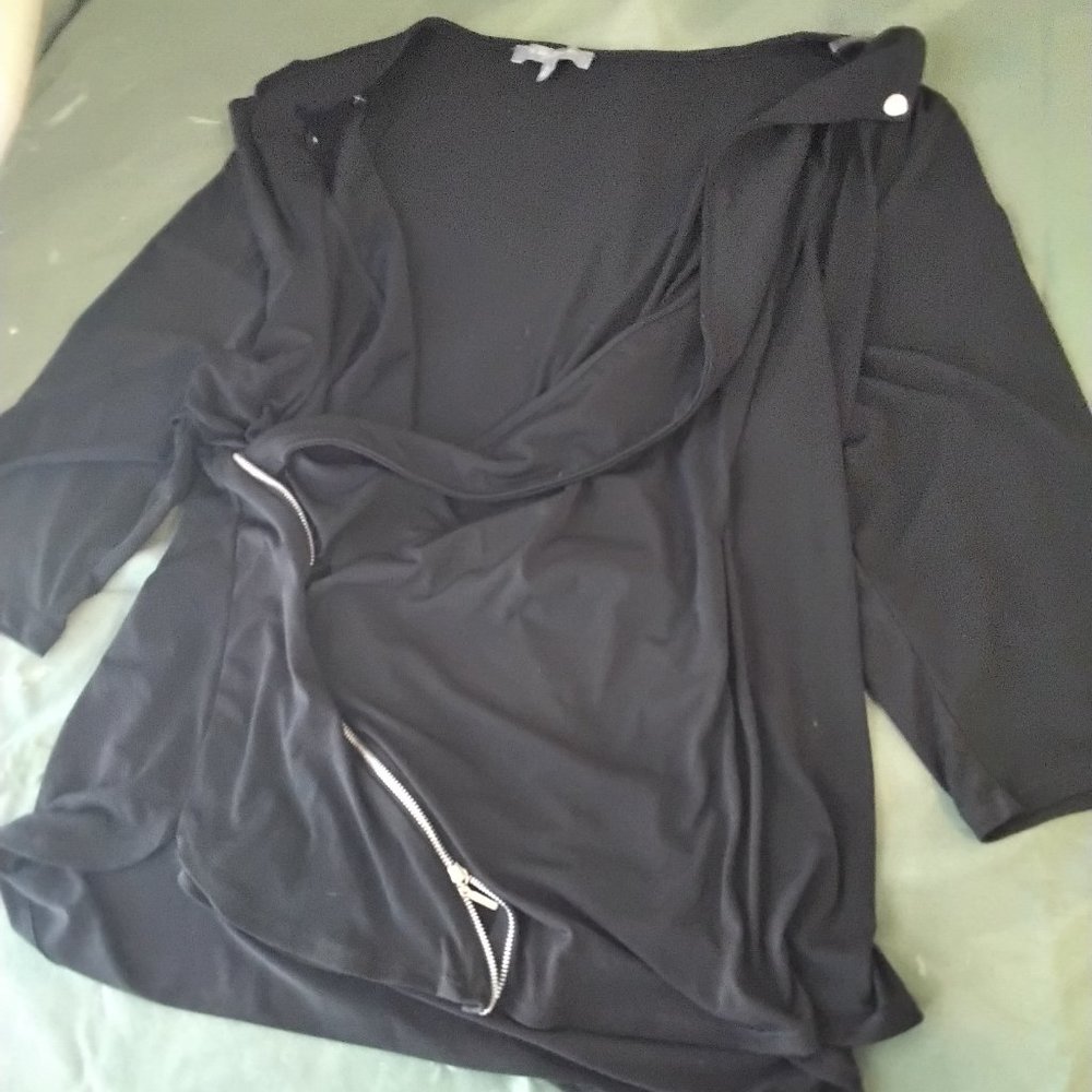 V-neck long sleeve shirt